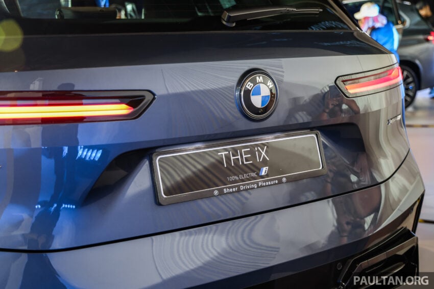 2025 BMW iX 小改款登陆大马, 提供 xDrive45 Sport 与 xDrive60 M Sport Pro, 续航里程达701公里, 售RM426k起 303394