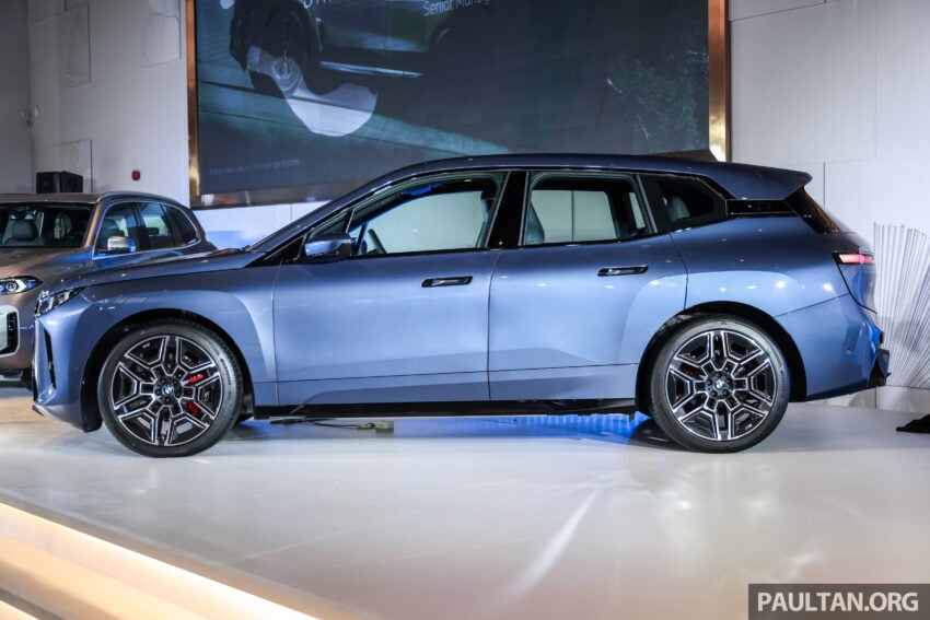 2025 BMW iX 小改款登陆大马, 提供 xDrive45 Sport 与 xDrive60 M Sport Pro, 续航里程达701公里, 售RM426k起 303374