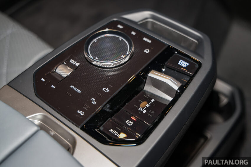 2025 BMW iX 小改款登陆大马, 提供 xDrive45 Sport 与 xDrive60 M Sport Pro, 续航里程达701公里, 售RM426k起 303411