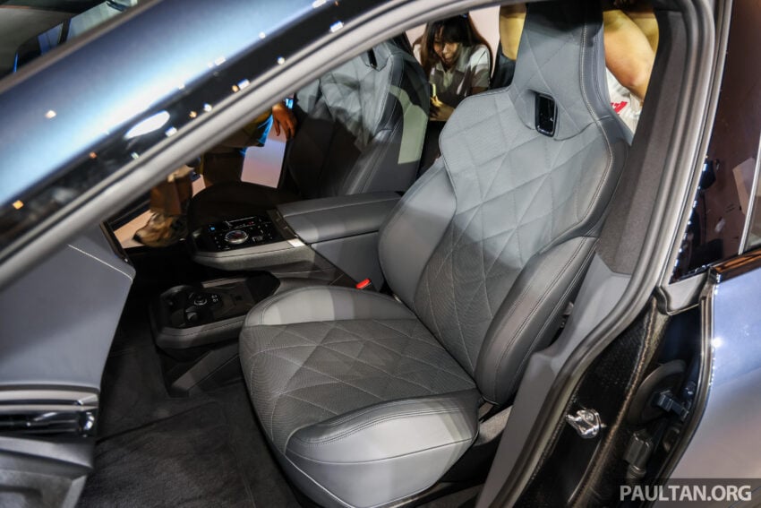 2025 BMW iX 小改款登陆大马, 提供 xDrive45 Sport 与 xDrive60 M Sport Pro, 续航里程达701公里, 售RM426k起 303431