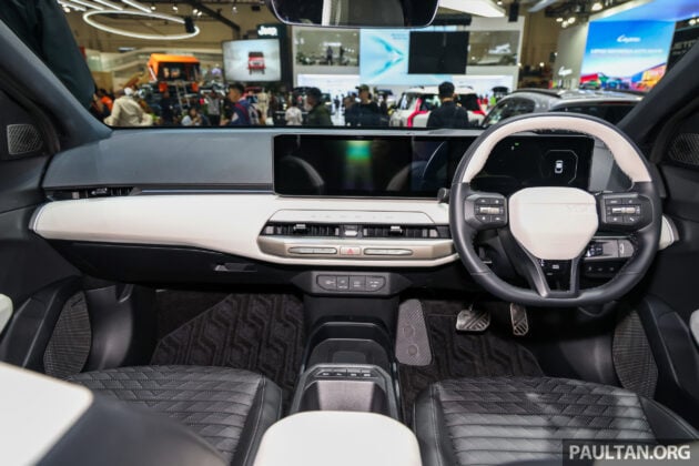 Kia EV4 纯电四门房车东南亚首秀亮相印尼车展, 400V电动架构, 7.4秒破百, 续航里程可达630公里, 29分钟充电至80%