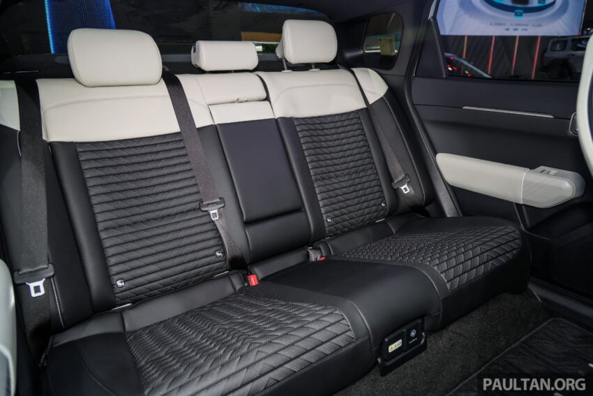 Kia EV4 纯电四门房车东南亚首秀亮相印尼车展, 400V电动架构, 7.4秒破百, 续航里程可达630公里, 29分钟充电至80% 303957