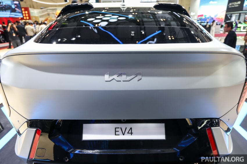 Kia EV4 纯电四门房车东南亚首秀亮相印尼车展, 400V电动架构, 7.4秒破百, 续航里程可达630公里, 29分钟充电至80% 303944