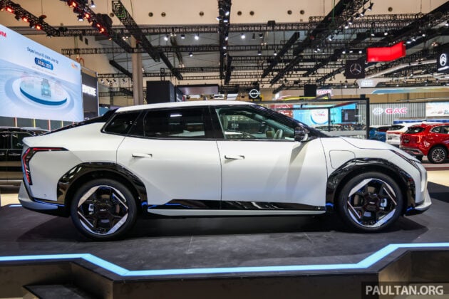 Kia EV4 纯电四门房车东南亚首秀亮相印尼车展, 400V电动架构, 7.4秒破百, 续航里程可达630公里, 29分钟充电至80%