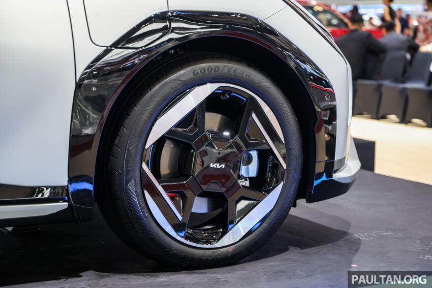 Kia EV4 纯电四门房车东南亚首秀亮相印尼车展, 400V电动架构, 7.4秒破百, 续航里程可达630公里, 29分钟充电至80% 303947