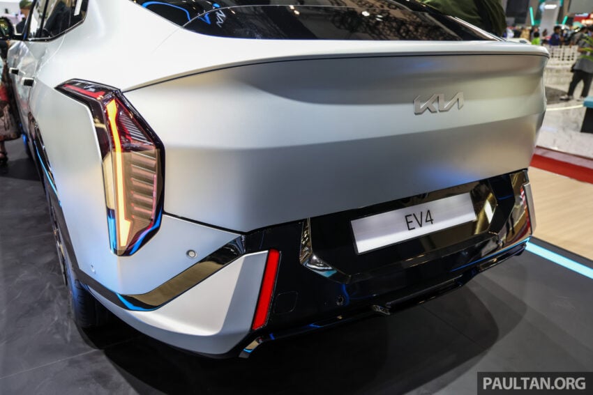 Kia EV4 纯电四门房车东南亚首秀亮相印尼车展, 400V电动架构, 7.4秒破百, 续航里程可达630公里, 29分钟充电至80% 303948