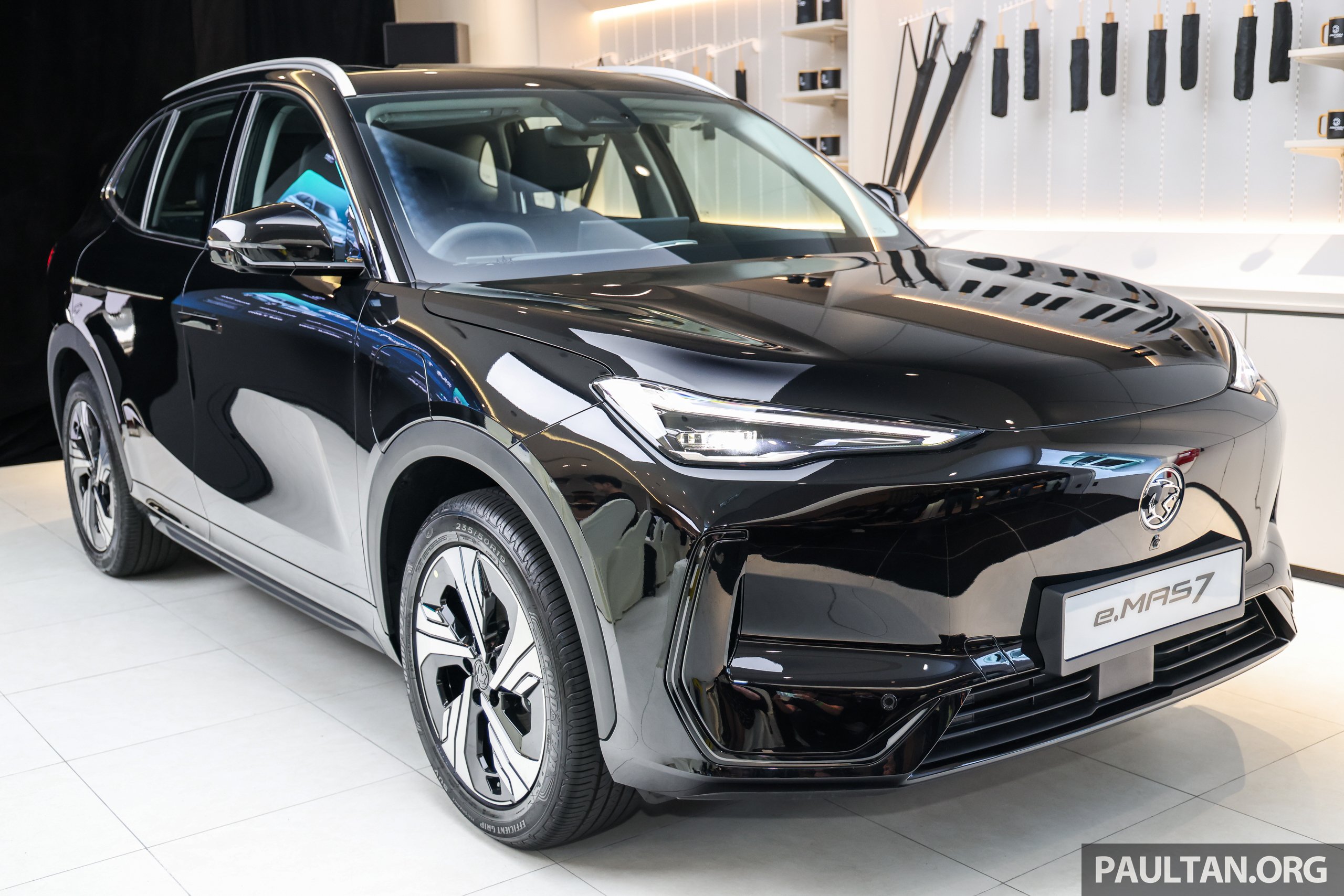 Proton eMas 7 迎来小升级！新增 Obsidian Black 车身配色；限量 Alabaster White 内饰；正式导入 Apple CarPlay