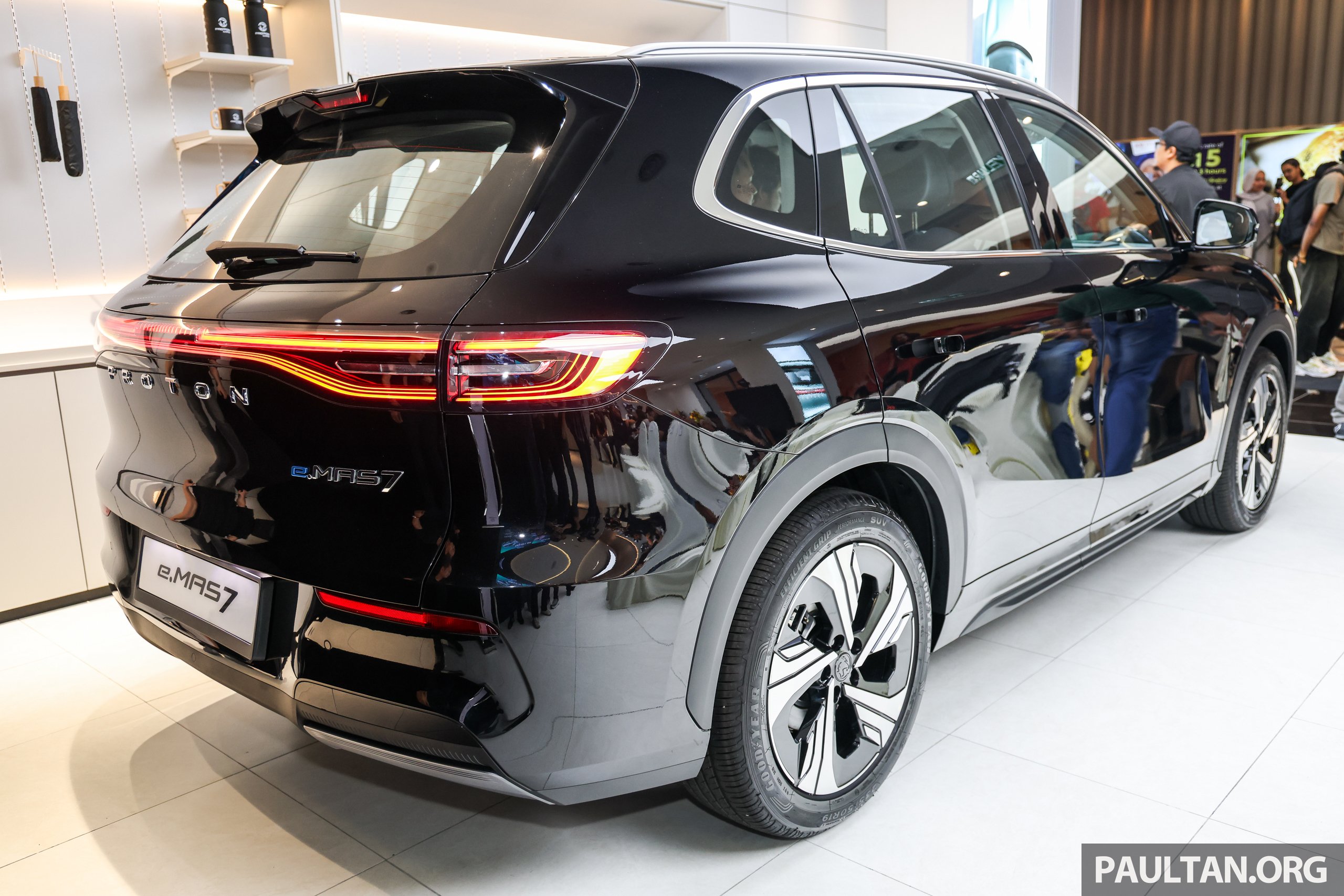 Proton eMas 7 迎来小升级！新增 Obsidian Black 车身配色；限量 Alabaster White 内饰；正式导入 Apple CarPlay