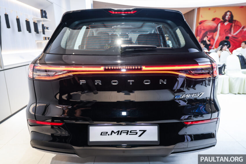 Proton eMas 7 迎来小升级！新增 Obsidian Black 车身配色；限量 Alabaster White 内饰；正式导入 Apple CarPlay 300987