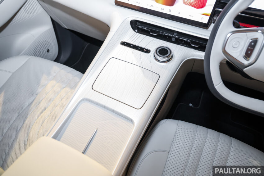 Proton eMas 7 迎来小升级！新增 Obsidian Black 车身配色；限量 Alabaster White 内饰；正式导入 Apple CarPlay 301006