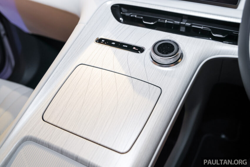 Proton eMas 7 迎来小升级！新增 Obsidian Black 车身配色；限量 Alabaster White 内饰；正式导入 Apple CarPlay 301007