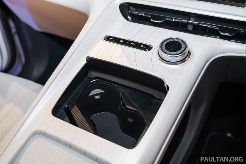 Proton eMas 7 迎来小升级！新增 Obsidian Black 车身配色；限量 Alabaster White 内饰；正式导入 Apple CarPlay 301008
