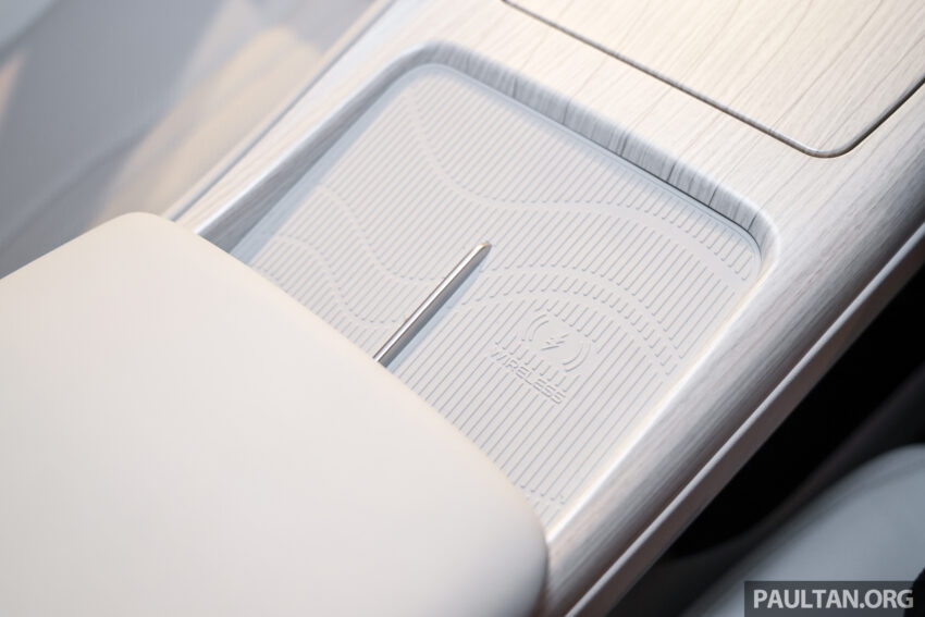 Proton eMas 7 迎来小升级！新增 Obsidian Black 车身配色；限量 Alabaster White 内饰；正式导入 Apple CarPlay 301009