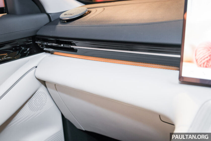 Proton eMas 7 迎来小升级！新增 Obsidian Black 车身配色；限量 Alabaster White 内饰；正式导入 Apple CarPlay 301010