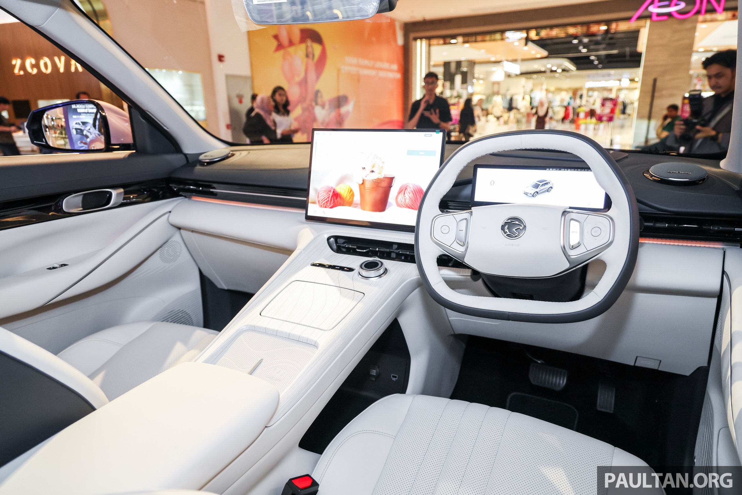 Proton eMas 7 迎来小升级！新增 Obsidian Black 车身配色；限量 Alabaster White 内饰；正式导入 Apple CarPlay