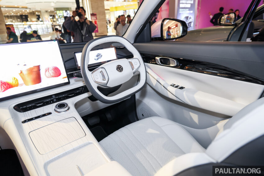 Proton eMas 7 迎来小升级！新增 Obsidian Black 车身配色；限量 Alabaster White 内饰；正式导入 Apple CarPlay 301013