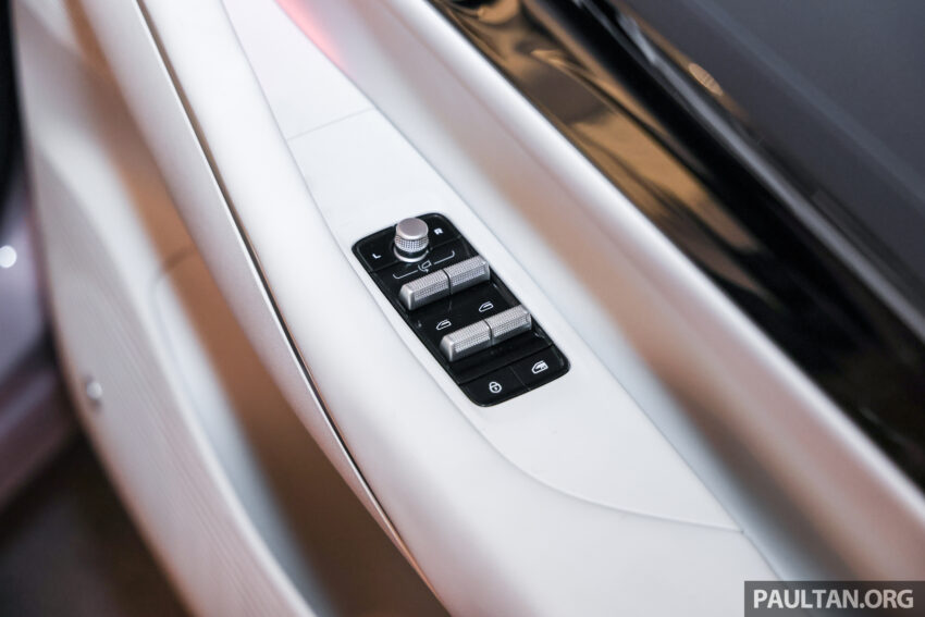 Proton eMas 7 迎来小升级！新增 Obsidian Black 车身配色；限量 Alabaster White 内饰；正式导入 Apple CarPlay 301016