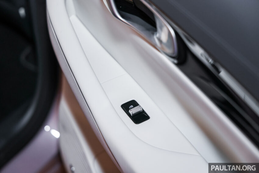 Proton eMas 7 迎来小升级！新增 Obsidian Black 车身配色；限量 Alabaster White 内饰；正式导入 Apple CarPlay 301023