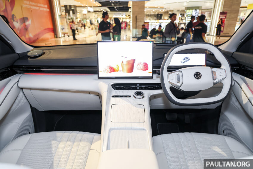 Proton eMas 7 迎来小升级！新增 Obsidian Black 车身配色；限量 Alabaster White 内饰；正式导入 Apple CarPlay 301002