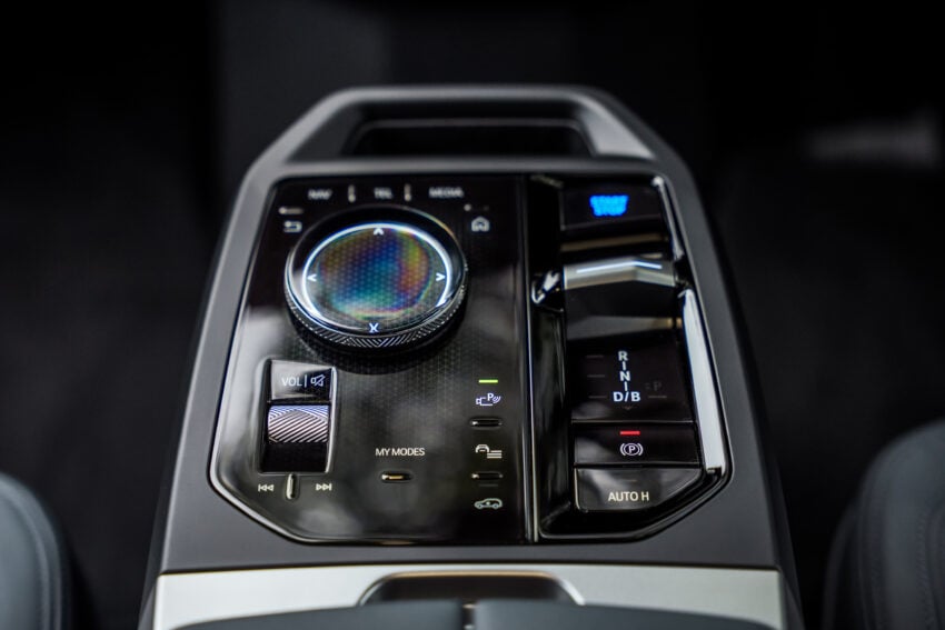 2025 BMW iX 小改款登陆大马, 提供 xDrive45 Sport 与 xDrive60 M Sport Pro, 续航里程达701公里, 售RM426k起 303303