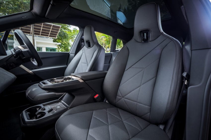 2025 BMW iX 小改款登陆大马, 提供 xDrive45 Sport 与 xDrive60 M Sport Pro, 续航里程达701公里, 售RM426k起 303280