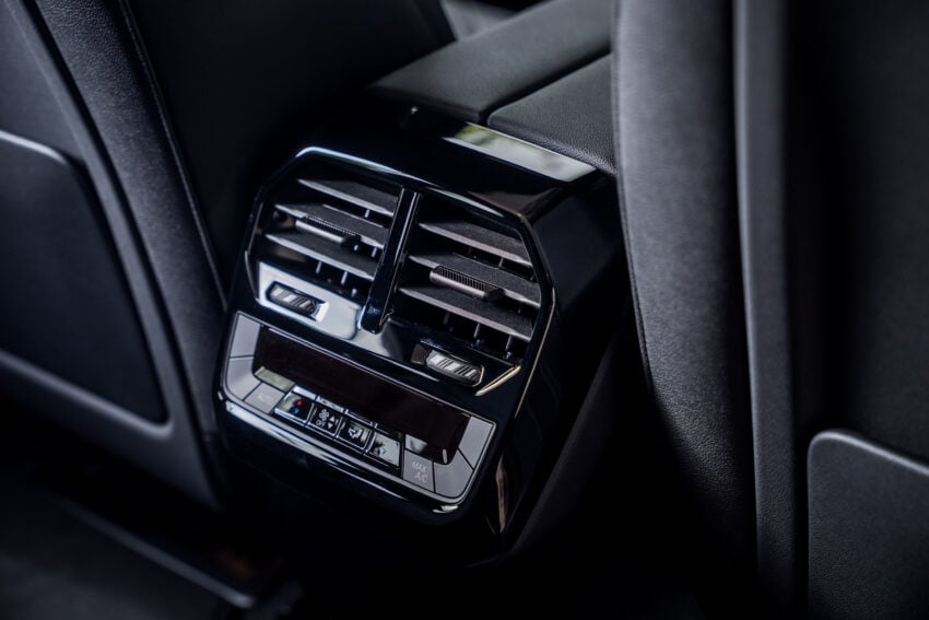 2025 BMW iX 小改款登陆大马, 提供 xDrive45 Sport 与 xDrive60 M Sport Pro, 续航里程达701公里, 售RM426k起 303282