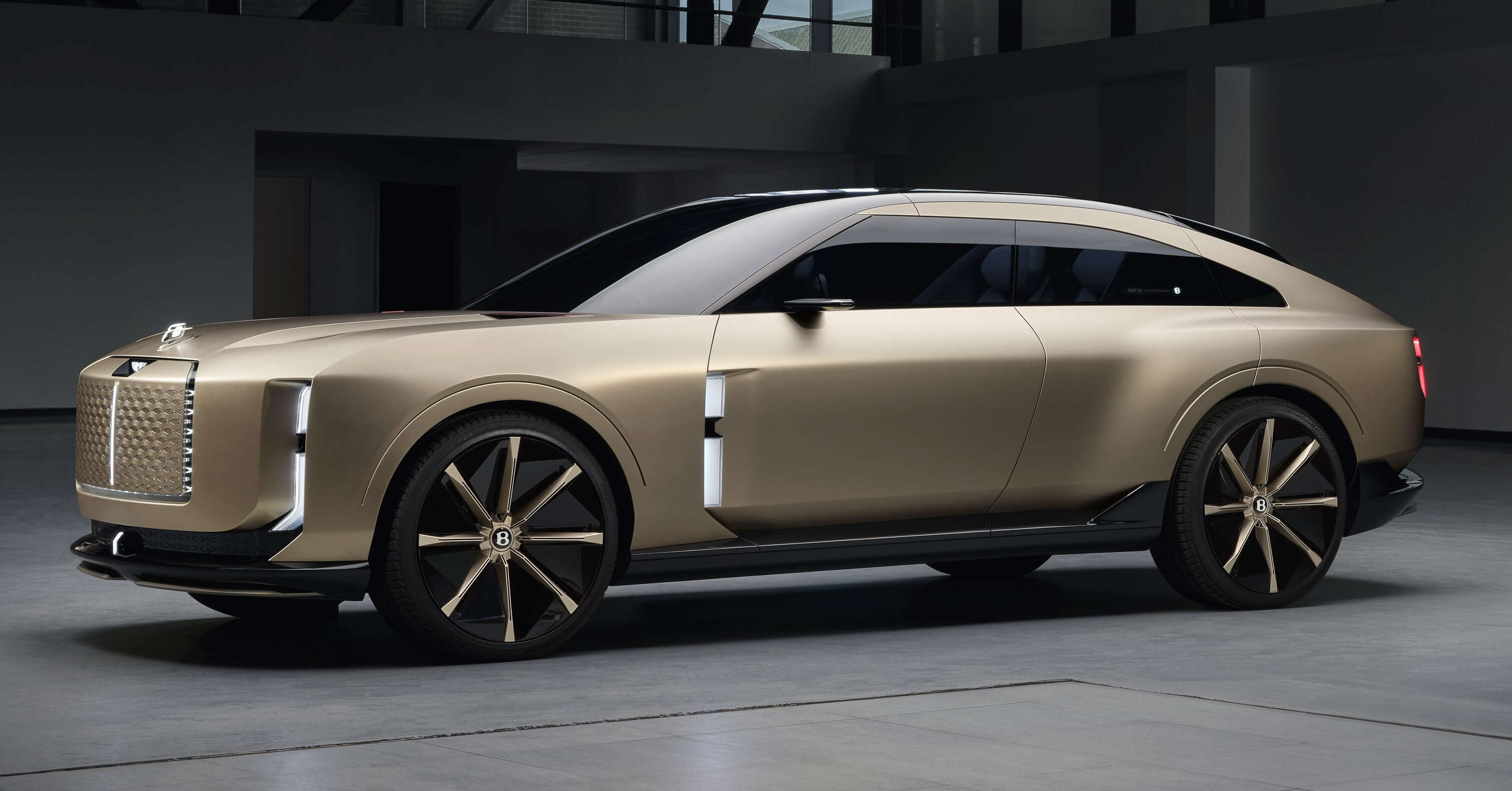 Bentley EXP 15 概念车发表！三门三座布局 Fastback；2026年宾利首款纯电动车的原型，预示品牌未来设计方向