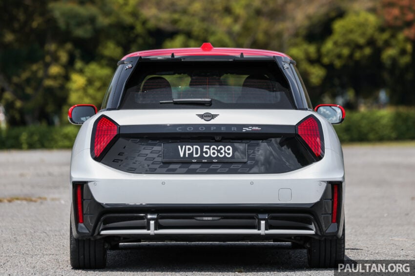 2025 MINI JCW Electric 完整实拍图集+简单评测, 续航里程371公里, 5.9秒破百, 驾驶感最纯粹的纯电动掀背小钢炮 307885