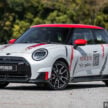2025 MINI JCW Electric 完整实拍图集+简单评测, 续航里程371公里, 5.9秒破百, 驾驶感最纯粹的纯电动掀背小钢炮