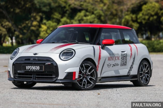 2025 MINI JCW Electric 完整实拍图集+简单评测, 续航里程371公里, 5.9秒破百, 驾驶感最纯粹的纯电动掀背小钢炮
