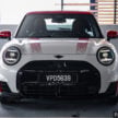 2025 MINI JCW Electric 完整实拍图集+简单评测, 续航里程371公里, 5.9秒破百, 驾驶感最纯粹的纯电动掀背小钢炮