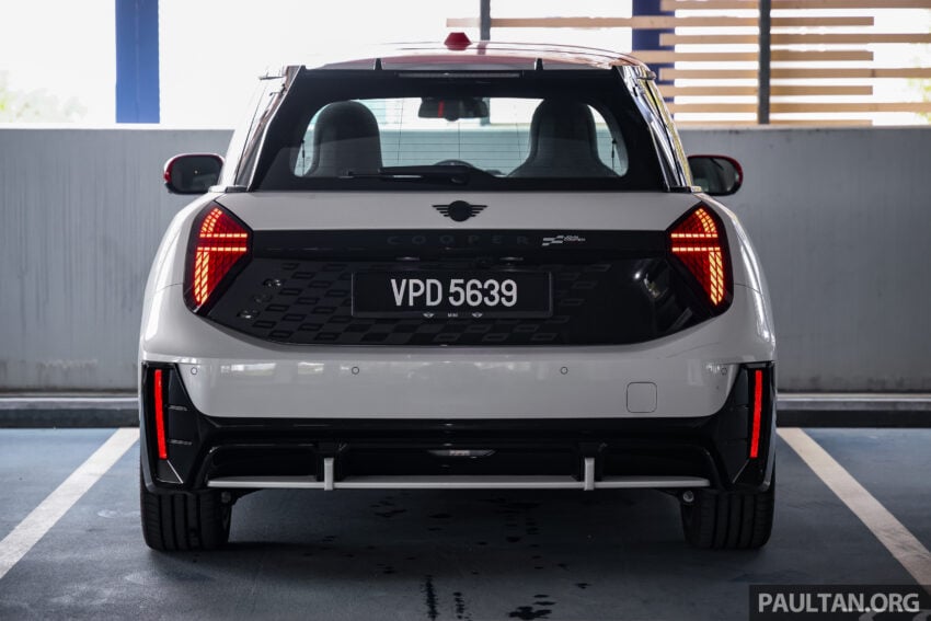 2025 MINI JCW Electric 完整实拍图集+简单评测, 续航里程371公里, 5.9秒破百, 驾驶感最纯粹的纯电动掀背小钢炮 307926