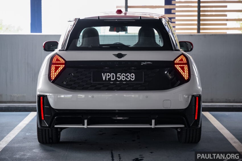 2025 MINI JCW Electric 完整实拍图集+简单评测, 续航里程371公里, 5.9秒破百, 驾驶感最纯粹的纯电动掀背小钢炮 307927
