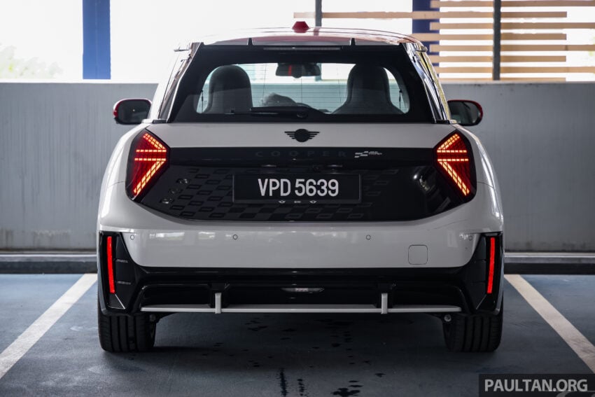 2025 MINI JCW Electric 完整实拍图集+简单评测, 续航里程371公里, 5.9秒破百, 驾驶感最纯粹的纯电动掀背小钢炮 307928