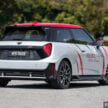 2025 MINI JCW Electric 完整实拍图集+简单评测, 续航里程371公里, 5.9秒破百, 驾驶感最纯粹的纯电动掀背小钢炮
