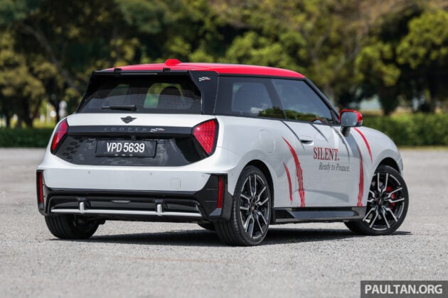 2025 MINI JCW Electric 完整实拍图集+简单评测, 续航里程371公里, 5.9秒破百, 驾驶感最纯粹的纯电动掀背小钢炮
