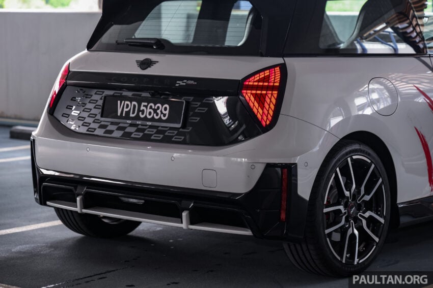 2025 MINI JCW Electric 完整实拍图集+简单评测, 续航里程371公里, 5.9秒破百, 驾驶感最纯粹的纯电动掀背小钢炮 307933