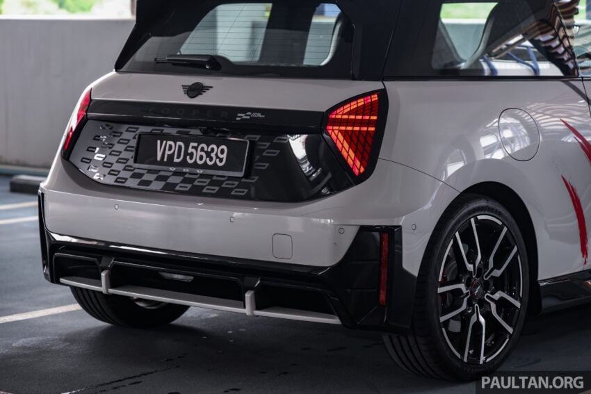 2025 MINI JCW Electric 完整实拍图集+简单评测, 续航里程371公里, 5.9秒破百, 驾驶感最纯粹的纯电动掀背小钢炮 307934
