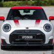 2025 MINI JCW Electric 完整实拍图集+简单评测, 续航里程371公里, 5.9秒破百, 驾驶感最纯粹的纯电动掀背小钢炮