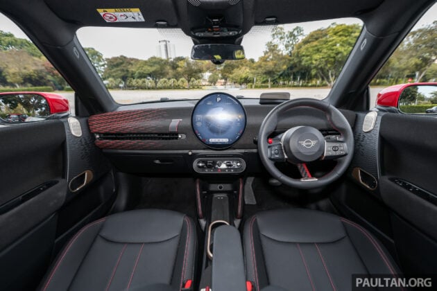 2025 MINI JCW Electric 完整实拍图集+简单评测, 续航里程371公里, 5.9秒破百, 驾驶感最纯粹的纯电动掀背小钢炮