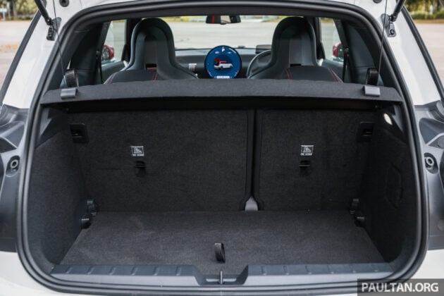 2025 MINI JCW Electric 完整实拍图集+简单评测, 续航里程371公里, 5.9秒破百, 驾驶感最纯粹的纯电动掀背小钢炮