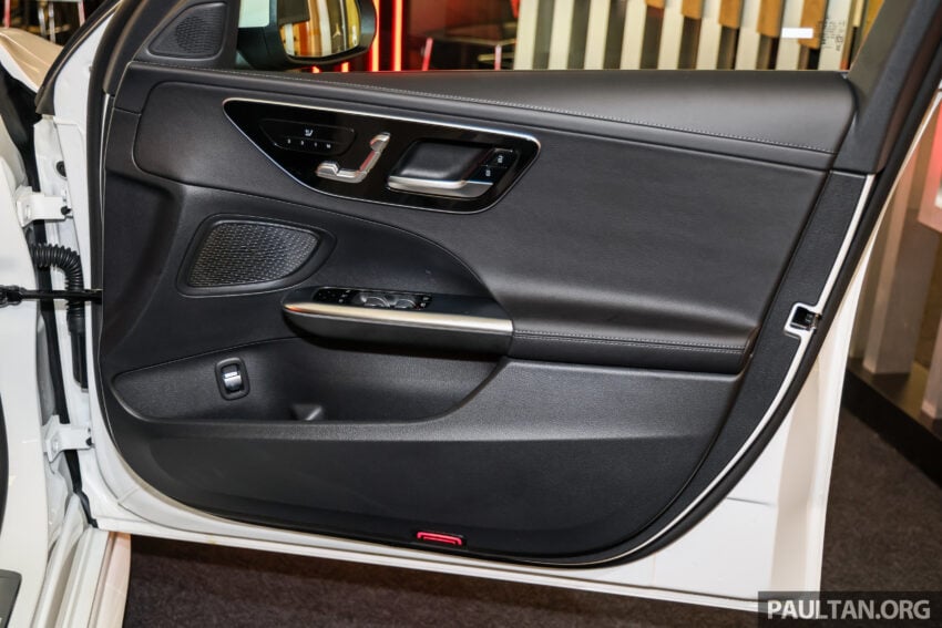 2025 Mercedes-Benz C200 AMG Line 本地上市, 标配原厂AMG运动化套件, 1.5L四缸微型油电, 官方售价29.3万 307663