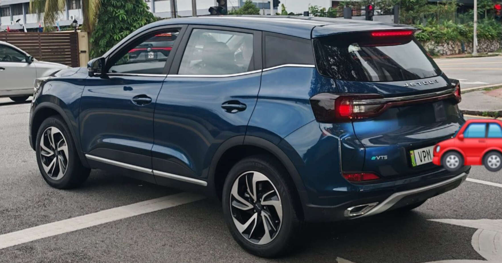 发布在即？Jetour eVT5 电动 SUV 挂车牌现身街头被捕获