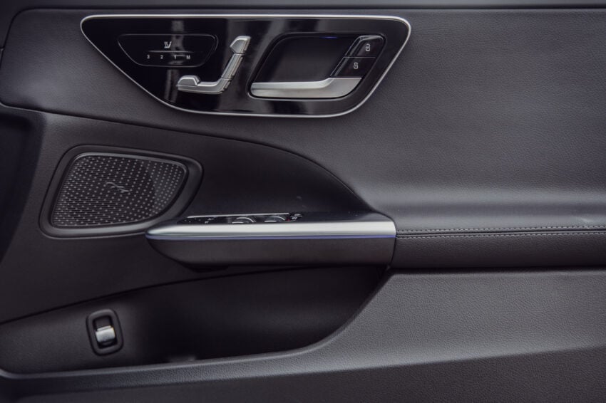 2025 Mercedes-Benz C200 AMG Line 本地上市, 标配原厂AMG运动化套件, 1.5L四缸微型油电, 官方售价29.3万 307465