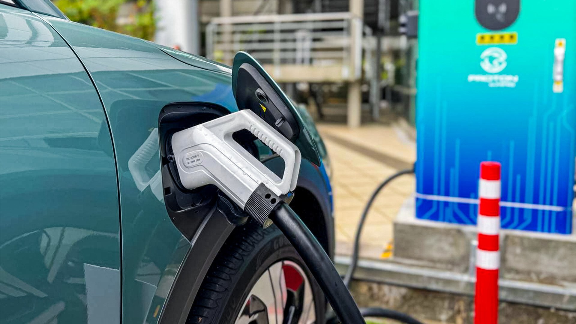 宝腾于 Tanjong Malim 生产基地内启用首个自营 120 kW DC 快充站！今起至10月底电动车充电每度电只需RM0.40