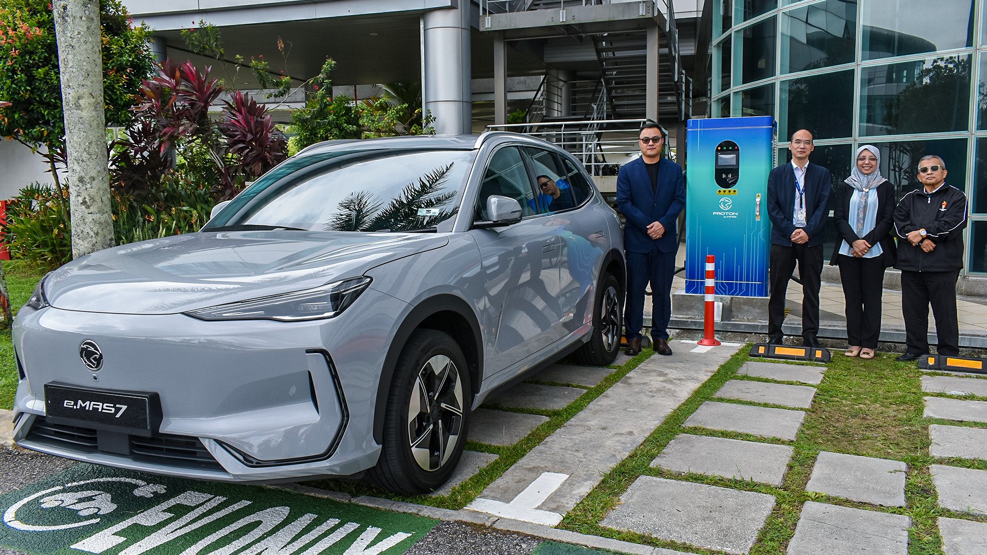 宝腾于 Tanjong Malim 生产基地内启用首个自营 120 kW DC 快充站！今起至10月底电动车充电每度电只需RM0.40