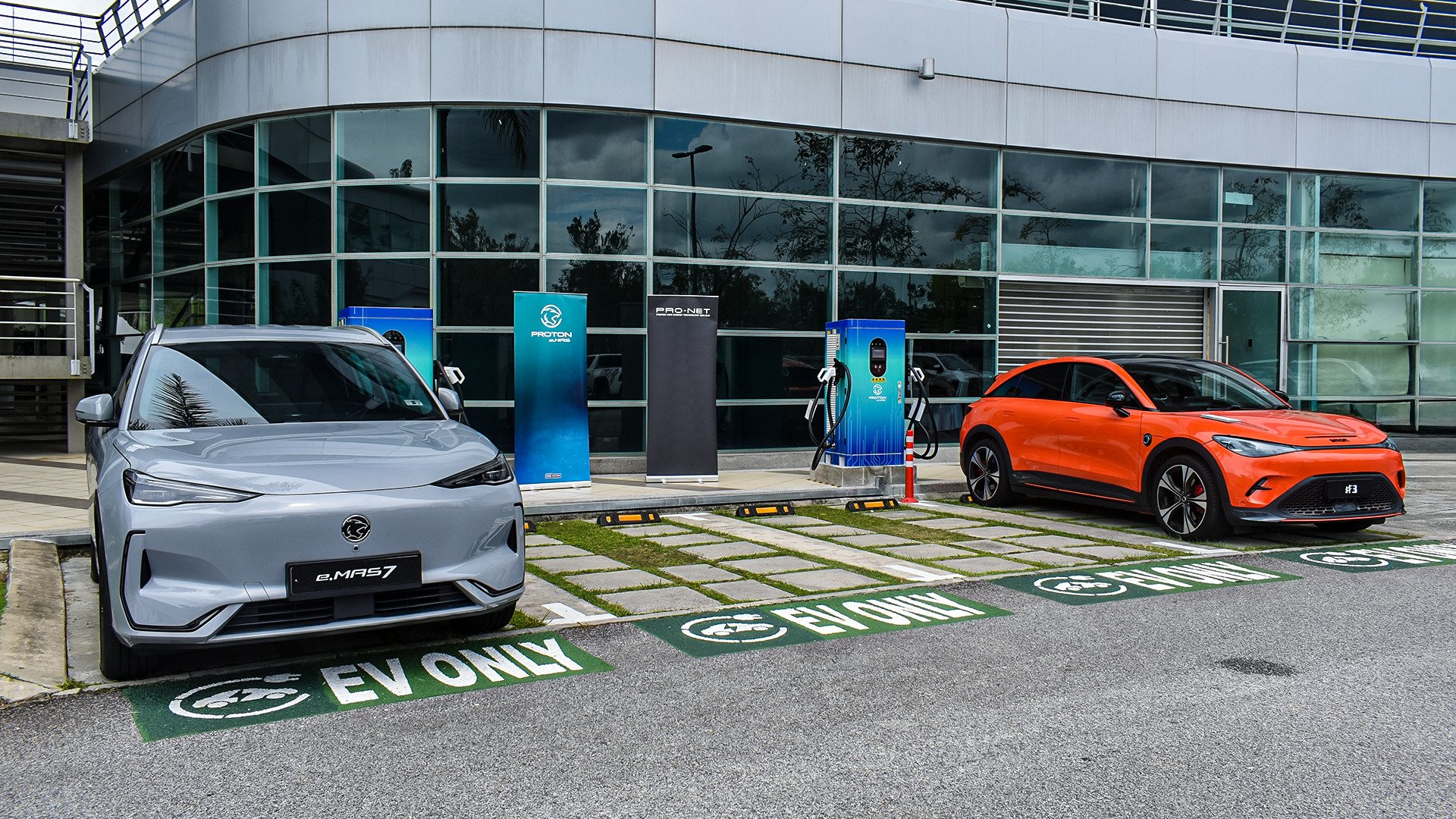 宝腾于 Tanjong Malim 生产基地内启用首个自营 120 kW DC 快充站！今起至10月底电动车充电每度电只需RM0.40