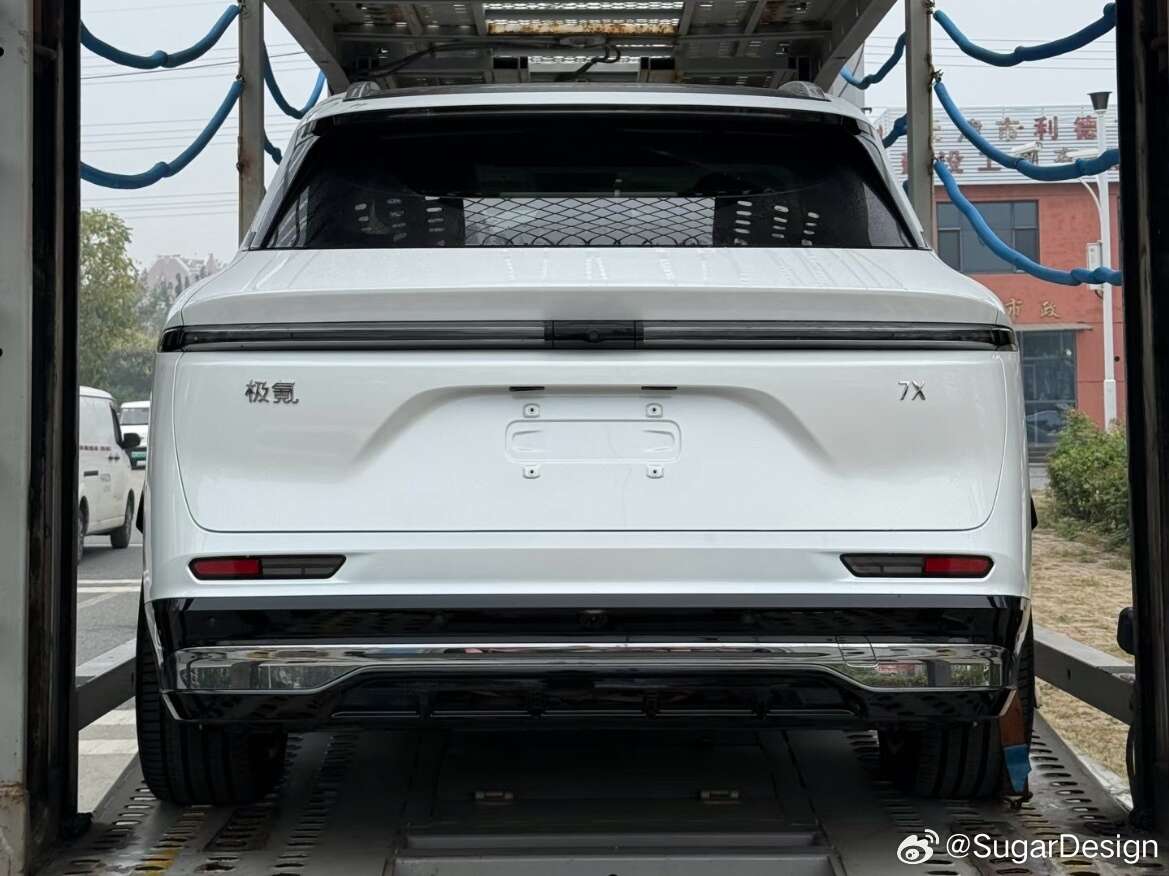极氪 Zeekr 7X 小改款实车在中国曝光!前后造型小调整,升级采用900V架构,支持高达1,320 kW的DC直流快充?