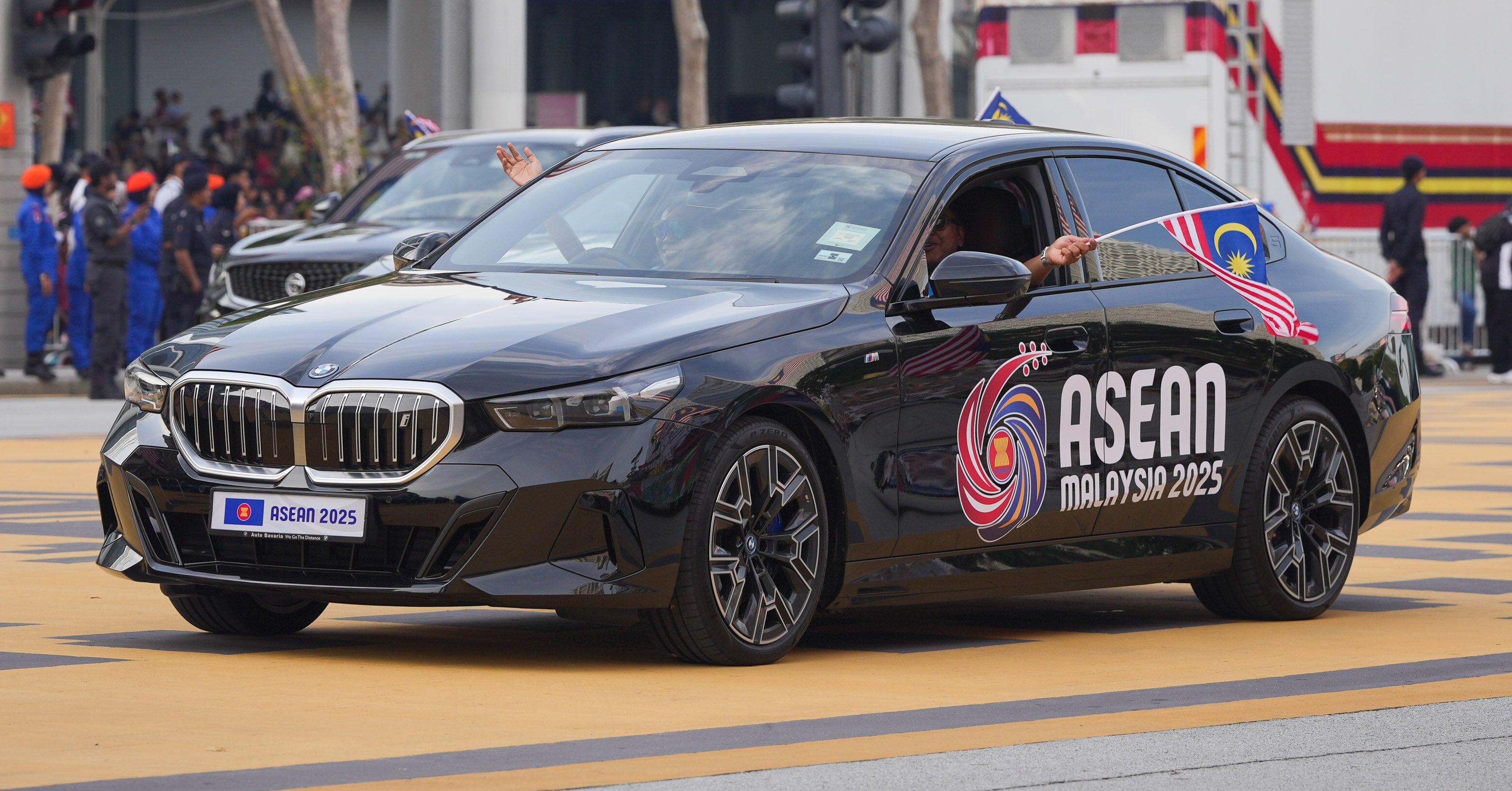 支持大马任2025东盟轮值主席国！BMW Group Malaysia 宣布为政府提供 i5、i7 纯电动车充当东盟峰会官方交通车队