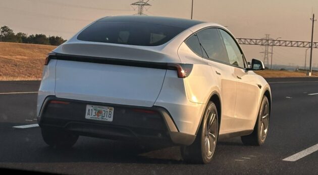 入门版 Tesla Model Y Standard 被提前曝光, 减配降价以降低入手门槛, 没有贯穿式日行灯, 售价被指从16.8万令吉起